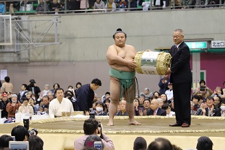 写真：新大関貴景勝関にお米を贈呈