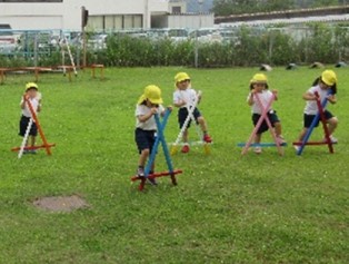 竹馬で遊ぶ園児の写真2