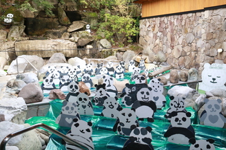 写真：大浴場内に展示された城崎こども園の園児たちが作成したパンダ