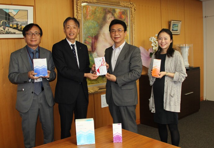 写真：左から西上副市長、同社の斉藤常務取締役、関貫市長、同社経営管理本部の伊藤さん 机上に同社製品