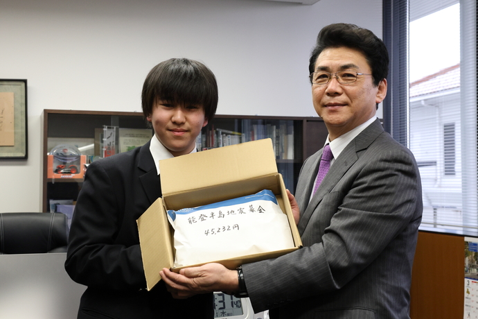 写真：市長と中学の生徒会長が一緒に募金袋を持っている