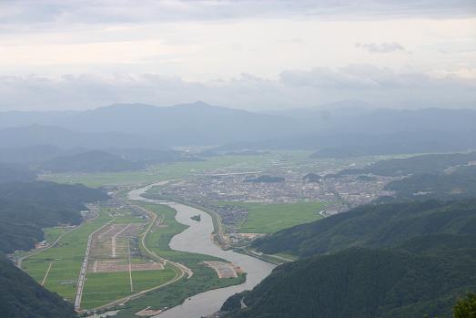 写真:豊岡盆地を流れる円山川。来日岳から望む