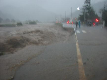 写真：出石川の濁流によって道路が崩壊（豊岡市但東町平田）