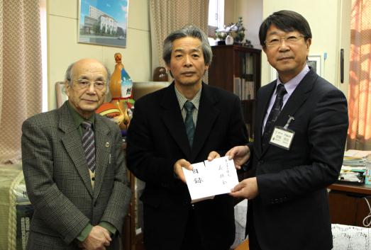 写真：（左から）平井　良さん、谷川玉峰さん、中貝市長