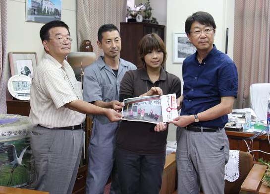 写真:「楓の杜」理事長 松尾雅之さん、古迫稔和さん、吉岡 望さん、義援金を受け取る中貝市長