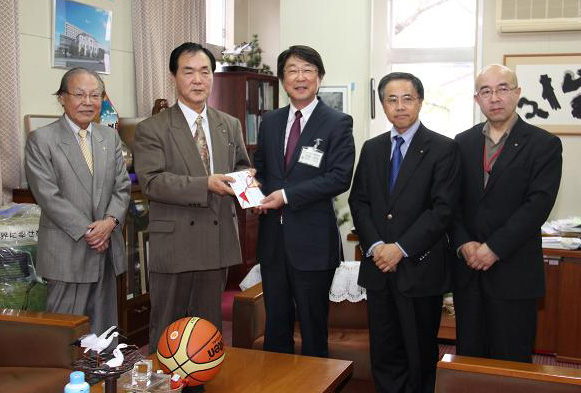 写真:中貝市長に円山川ロータリークラブから義援金を手渡す