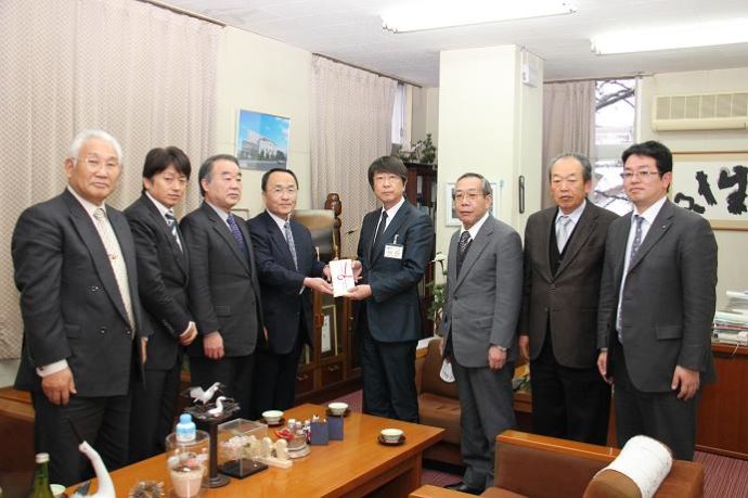 写真:災害義援金を手渡す一般社団法人兵庫県建設業協会豊岡支部長
