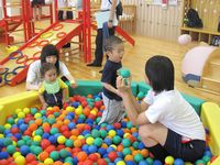 写真：親子で遊んでいる様子