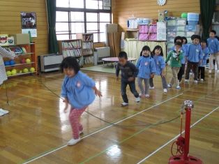 写真：長縄跳びをしている様子2