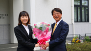 写真：花束を持つ中貝市長と女性