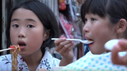 写真：焼きそばを食べている女の子