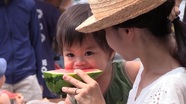 写真：スイカを食べているこども