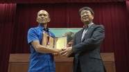 写真：市長と授賞者平出和也さん