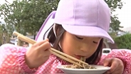 写真：そばを食べるこども