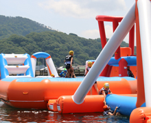 写真：海上アスレチック