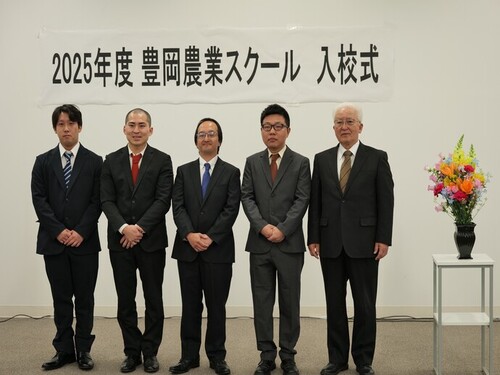 入校式に記念撮影をするスクール生