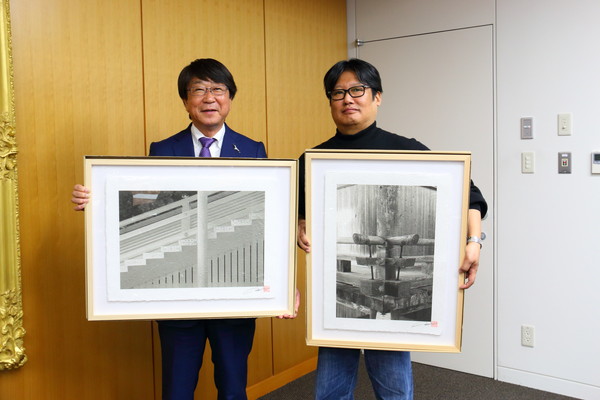 写真:寄贈者の増浦行仁さん