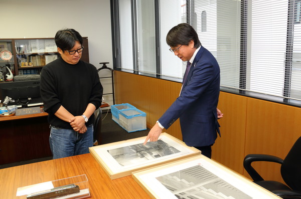 写真:寄贈された作品を見る中貝市長