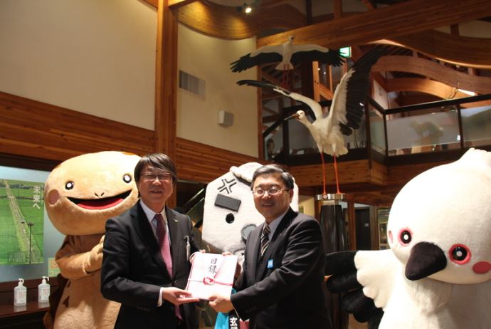 写真：京都中央信用金庫専務理事川勝哲夫さんから中貝市長へ目録贈呈