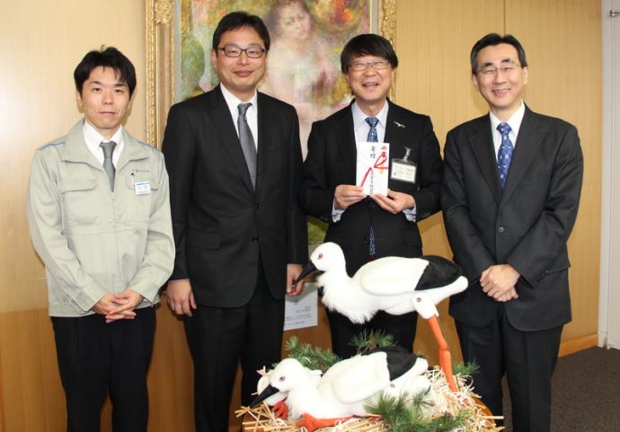 写真:豊岡エネルギー株式会社からコウノトリ基金に寄付いただきました!