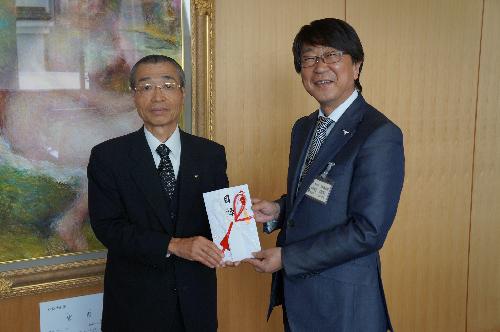 写真：（写真左から）取締役の加藤さん、中貝市長