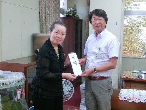 写真：（左から）伊藤愛子さん、中貝市長