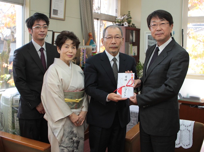 写真：株式会社ファスト藤井さんから寄付をいただく中貝市長