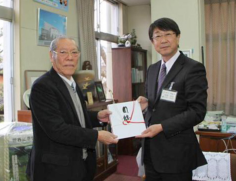写真：中貝市長（右）に目録を手渡す長田祐一さん