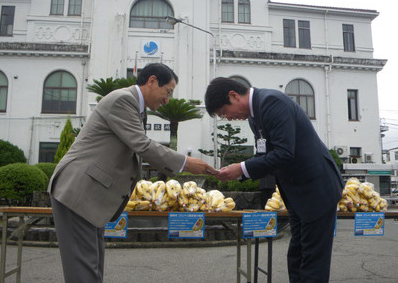 写真：寄付を受ける中貝市長（右）