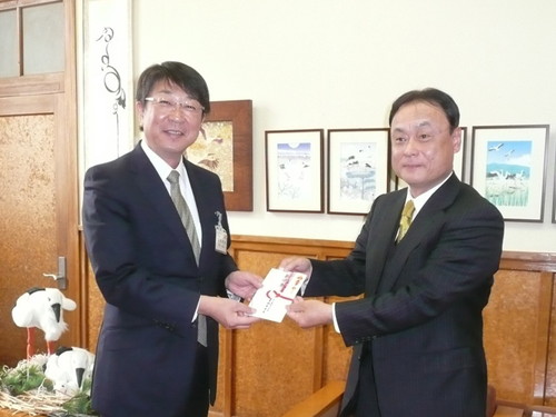 写真：寄付をいただいた香住鶴株式会社　代表取締役社長の福本芳夫さん（右）
