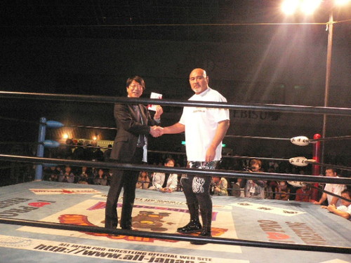 写真：全日本プロレスリング株式会社　代表取締役社長の武藤　敬司さんから寄付をいただきました。