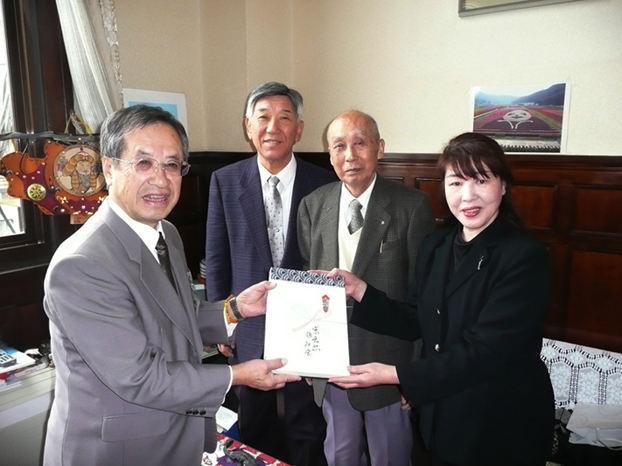 写真：副市長へ寄付を手渡す京　光恵さん（右）