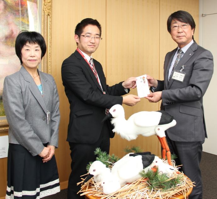写真：豊岡営業オフィスの鈴木オフィス長（中央）と溝邊さん（左）