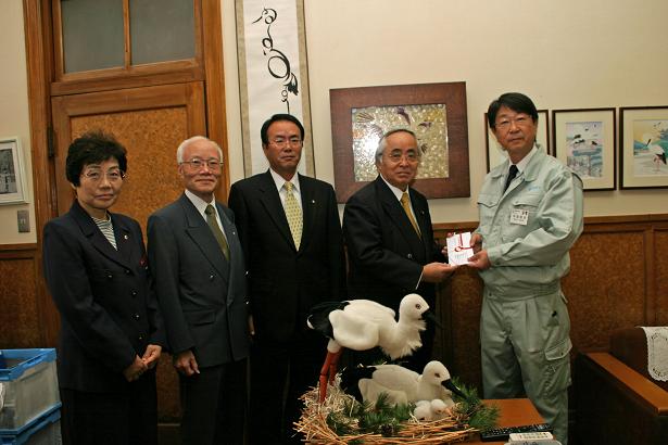 写真：中貝市長（右）に寄付金を手渡すライオンズクラブ国際協会335‐D地区4R・1Zの関係者