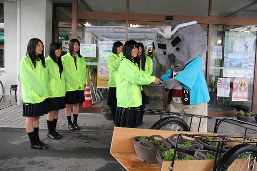 写真：県立豊岡総合高校からプランターを玄さんへ手渡す様子