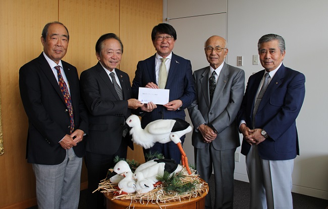 写真：東大阪南ライオンズクラブ辻本会長から寄付を受け取る中貝市長