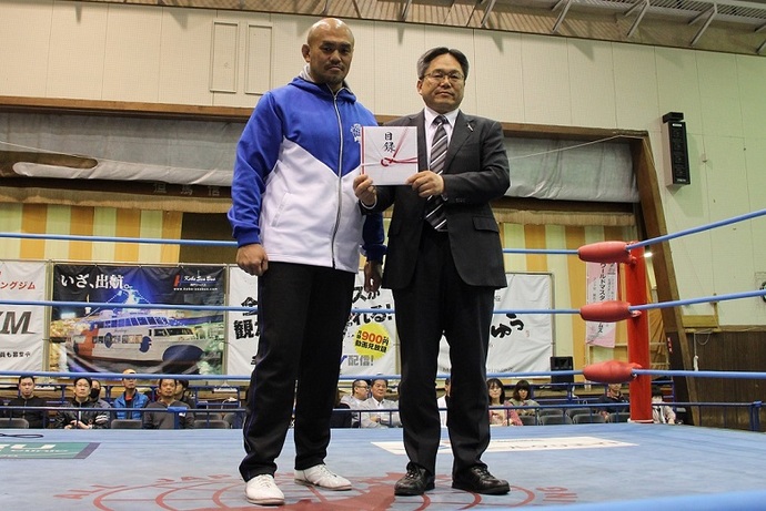 写真：秋山さんと受け取った目録を手にする副市長