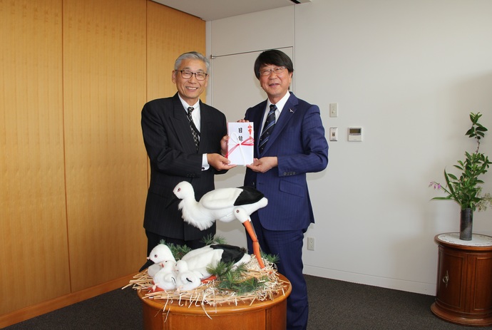 写真：目録を手にする大田垣さん（左）と中貝市長（右）