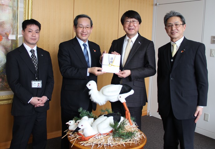 写真：代表取締役社長の竹内茂喜さん(中央左)から目録を受け取る中貝市長(中央右)x