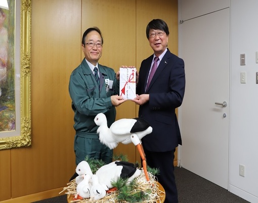 写真:市長に寄付を手渡す株式会社オークの樫本孝彦さん