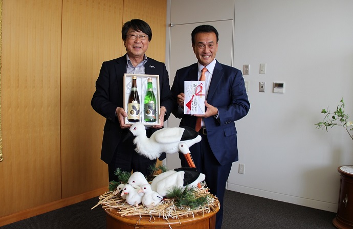 写真：日本酒・玉川を手にする中貝市長（左）と寄付金を手にする木下社長