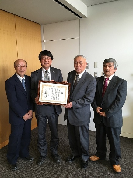 写真　吉田準一さん・中貝市長・山本組合長・田中克己さん