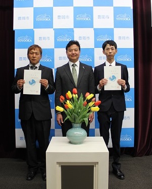 写真：長砂哲也さん、前野副市長、川越正博さん