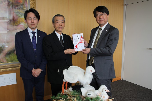 写真　中島高幸さん、常務取締役の加藤幹夫さん、中貝市長