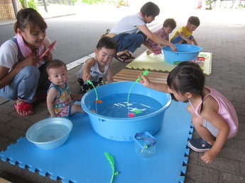 写真：水遊びの様子