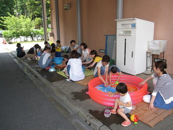 写真：水遊びの様子