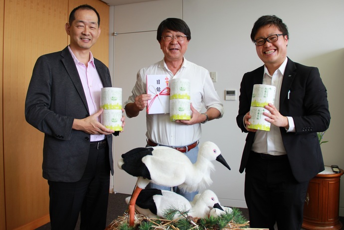 「兵庫の紙」を手にする合田社長と葛島さん、併せて目録を手にする中貝市長