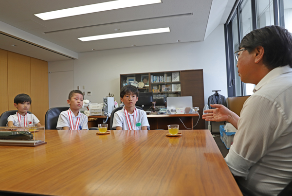 優勝を市長に報告する3人の写真