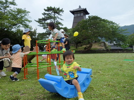 遊具で遊ぶこども