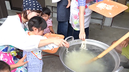 写真：大鍋でうどんを湯がく